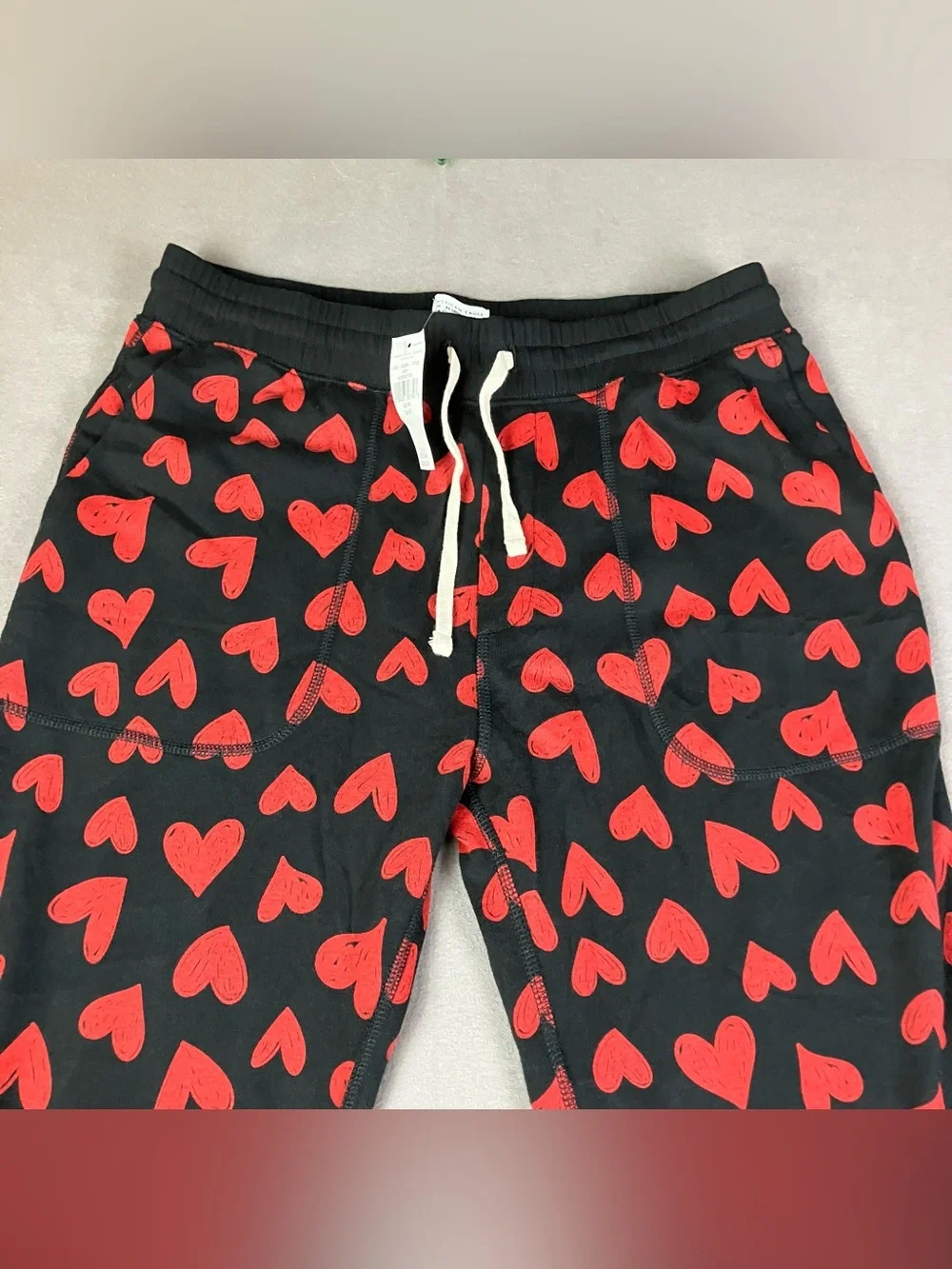 American Eagle Men’s Size M AE Lounge Sweatpant Joggers Hearts Red Black NWT!